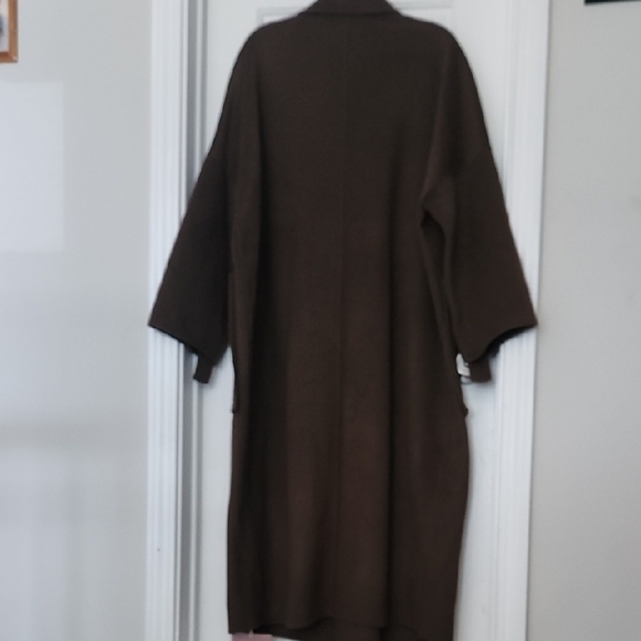 Brown Trench Coat with Classic Lapels and Structured Silhouette - Picture 7 of 11